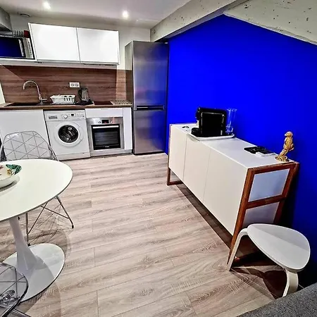 アパート Nice City Center Cute Attic Flat With Separate Bedroom Beautiful And Comfortable *
