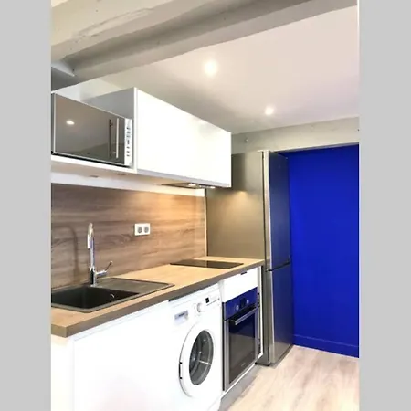 アパート Nice City Center Cute Attic Flat With Separate Bedroom Beautiful And Comfortable ニース